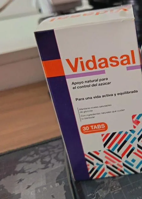 Caja de Vidasal 30 TABS sobre un escritorio