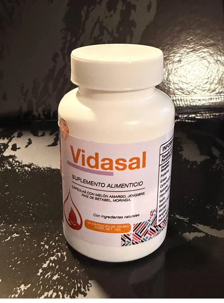 Frasco blanco de Vidasal con etiqueta morada y naranja