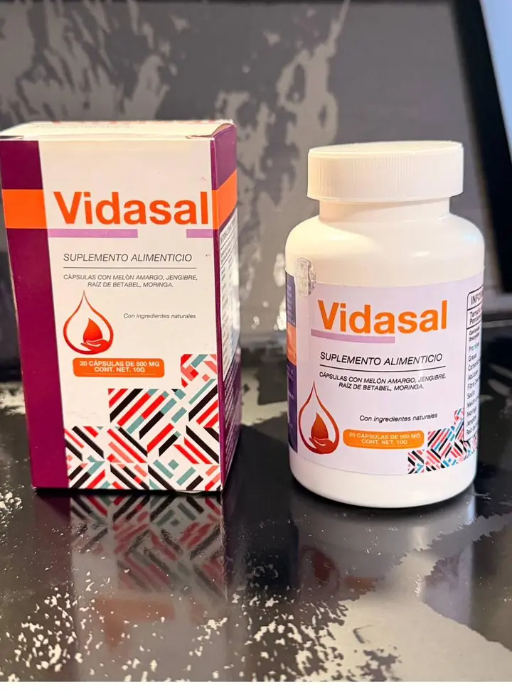 Frasco y caja de Vidasal juntos sobre una mesa oscura